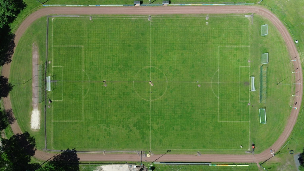 Fußballplatzbewässerung von D&N – fertig installierter Sportplatz aus der Vogelperspektive