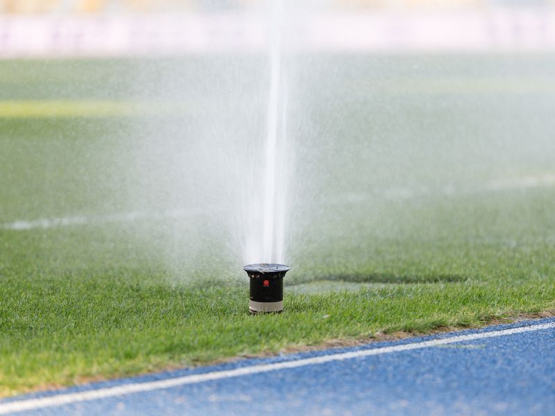 Mehr über den Artikel erfahren Die Kosten für die Installation eines Bewässerungssystems auf einem Sportplatz: Alles, was Sie wissen müssen